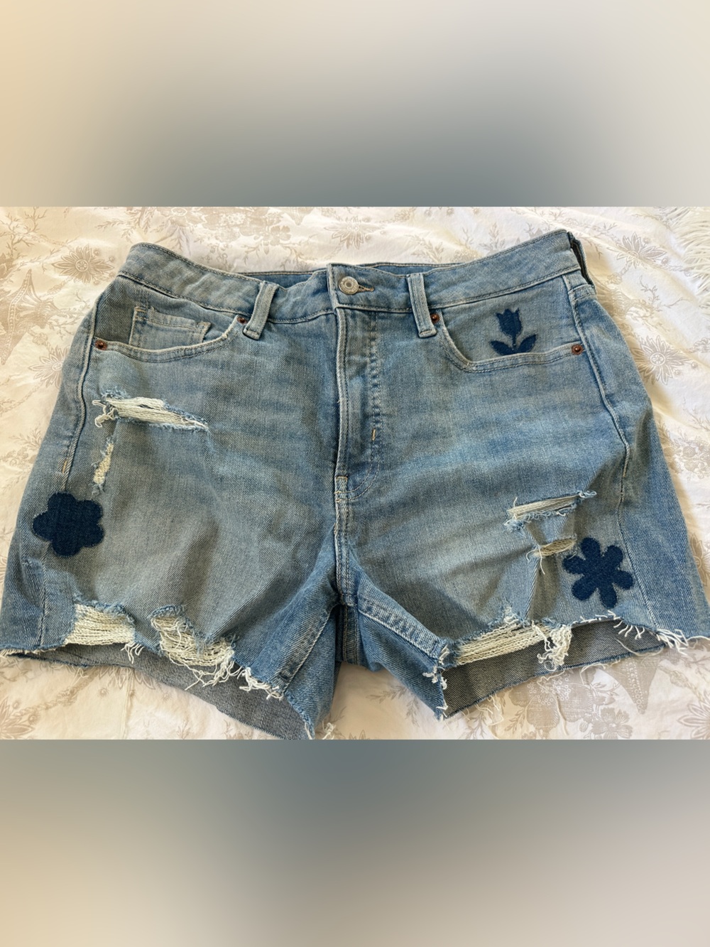 Old Navy Light Wash Distressed Denim Shorts with Flower Patches size 8